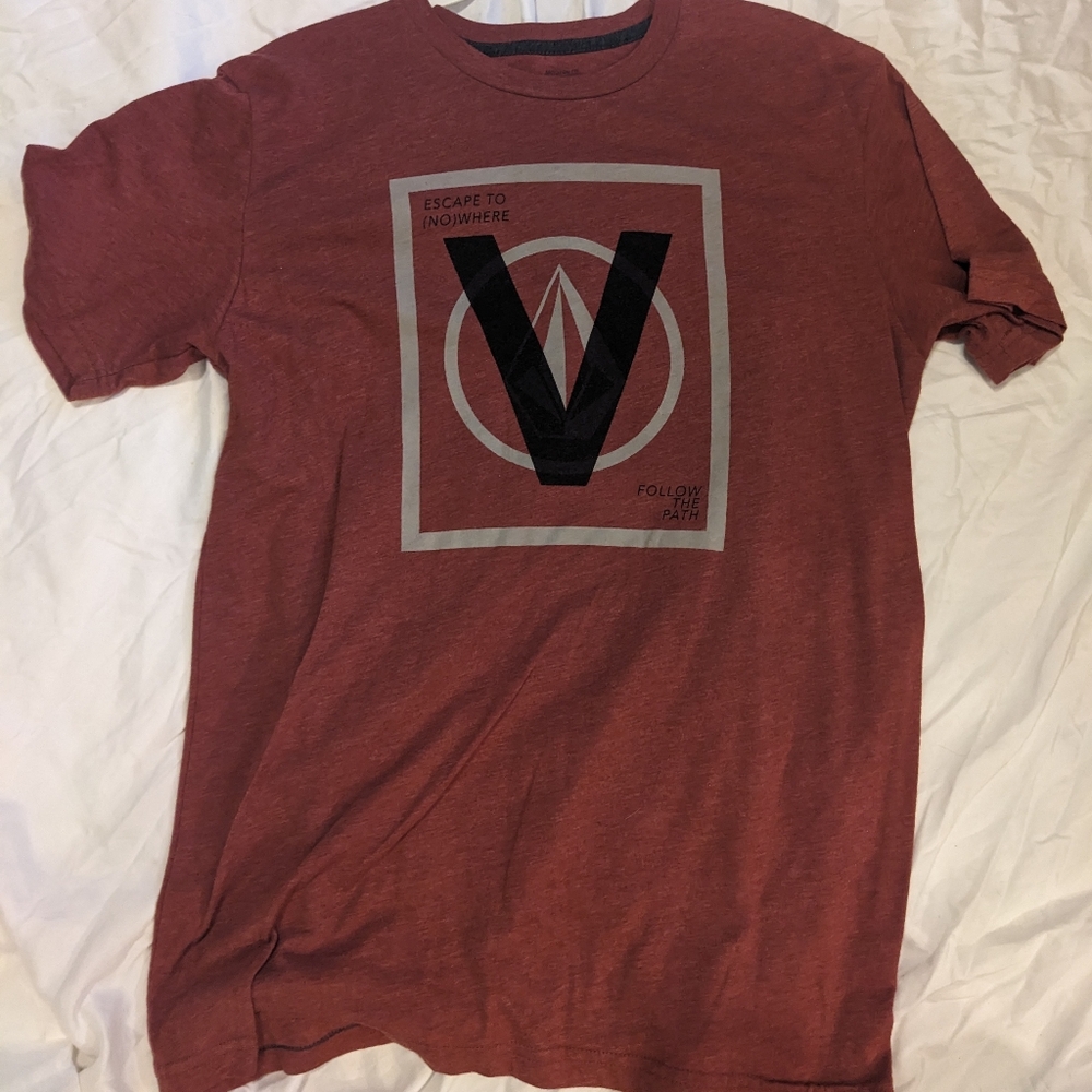 Burgundy Volcom graphic tee Size Large